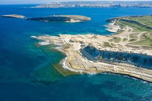 aéreo Visão do sal panelas dentro a ilha do Malta foto