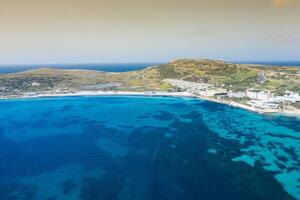 aéreo Visão do a famoso mellieha baía dentro Malta ilha foto