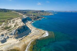 aéreo Visão do sal panelas dentro a ilha do Malta foto