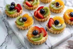 bandeja do fruta tortas em mármore mesa foto