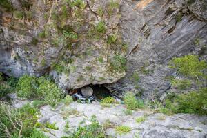 velozes fluindo água dentro sapadere desfiladeiro com pedras e pedras dentro a Touro montanhas perto Alanya, Peru foto