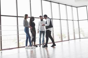 Novo Documento. ambiente amigável entre quatro trabalhadores da equipe no intervalo foto