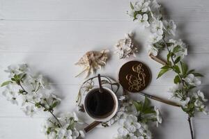 uma copo do café e Flor galhos. Primavera manhã. foto