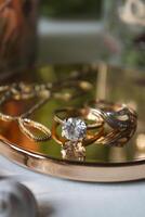 dourado anel com diamantes. fêmea joalheria em uma mesa, fechar acima. foto