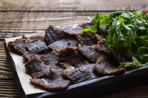 uma carne prato em uma de madeira fundo. foto