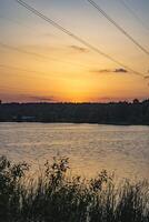 pôr do sol sobre a lago. lindo verão panorama. foto