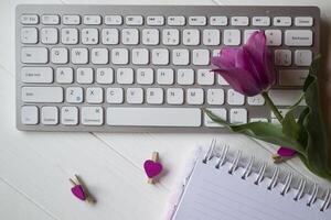 computador teclado e caderno com esvaziar folha. moderno ambiente de trabalho. foto