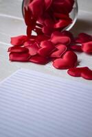 uma muitos do vermelho símbolos do amor em a mesa. amor corações foto