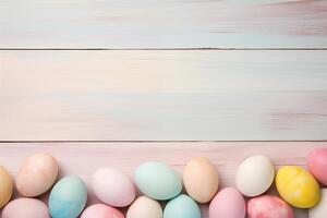 Páscoa feriado celebração bandeira cumprimento cartão com pastel pintado ovos em brilhante de madeira etiqueta textura foto