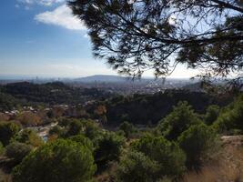 panorâmico imagem com a cidade ocupado a partir de a montanha. foto