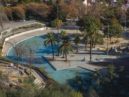 topo Visão do público parque com Palma árvores e artificial lagoa foto