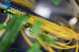 fibra óptica com servidores em um data center de tecnologia foto