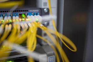 fibra óptica com servidores em um data center de tecnologia foto