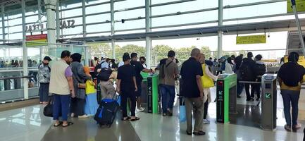 a atmosfera Viajantes ou mudik Lebaran ou pular Kampung ou idul fitri momentos dentro trem estação bekasi. oeste Java, Indonésia - abril 8 2024 foto