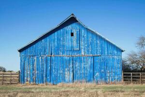 vintage azul celeiro com uma rústico aparência dentro uma tranquilo rural panorama foto