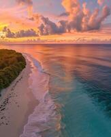 pôr do sol em a de praia oceano perfeito Visão Rosa céu foto