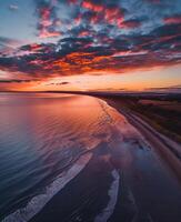 pôr do sol em a de praia oceano perfeito Visão Rosa céu foto