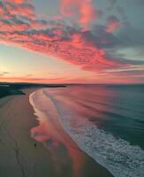 pôr do sol em a de praia oceano perfeito Visão Rosa céu foto