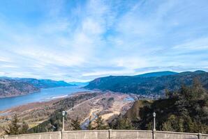 Visão do a Colômbia rio a partir de a estrada para multnomah cai dentro Oregon, EUA foto