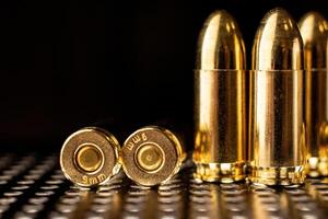 pistola cartuchos 9 milímetros. munição para pistolas e pcc carabinas em uma Sombrio fundo. foto