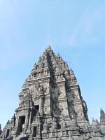 prambanan têmpora com brilhante azul nuvens foto