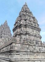 prambanan têmpora com brilhante azul nuvens foto