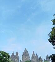 prambanan têmpora com brilhante azul nuvens foto