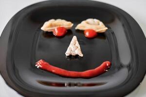 cara de comida, bolinho engraçado e ketchup foto