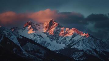 majestoso montanha coberto dentro neve foto