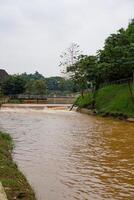 a obscuro rio água fluxos velozes depois de a chuva. foto