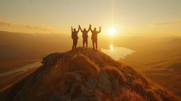 equipe do três pessoas a comemorar vitória às a topo do uma montanha com brilho do sol em frente do eles foto