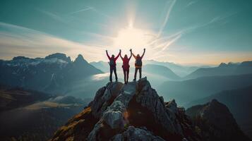equipe do três pessoas a comemorar vitória às a topo do uma montanha com brilho do sol em frente do eles foto