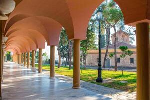 bizantino têmpora e arcos do vlatado mosteiro dentro Tessalônica, Grécia foto