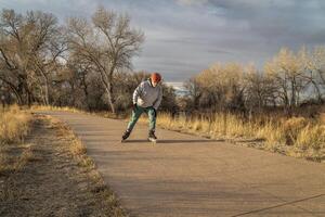 na linha patinação em uma pavimentou bicicleta trilha dentro Colorado foto