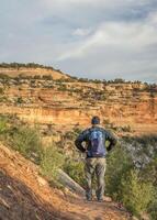 caminhante em uma íngreme trilha dentro Colorado nacional monumento foto