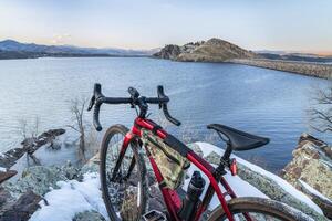 leve cascalho bicicleta em uma rochoso penhasco foto