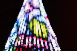 brilho de guirlandas na árvore de Natal. desfoque suave com bokeh foto