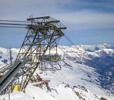 construção de pilar pesado para teleférico de esqui foto