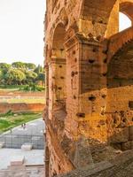 detalhe da fachada do coliseu de roma, no final do dia com longas sombras foto