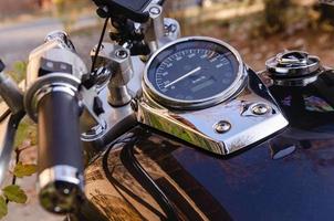 guiador e velocímetro da motocicleta chopper clássica close-up foto