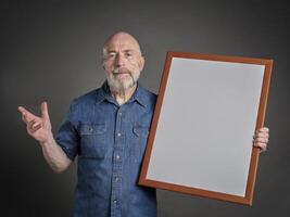 Senior homem com em branco branco borda foto