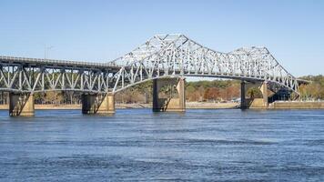 o'neal ponte sobre a Tennessee rio dentro Florença, Alabama - outono cenário foto