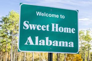 bem-vinda para doce casa Alabama - placa de trânsito às uma descansar perto perto Estado linha, viagem conceito foto