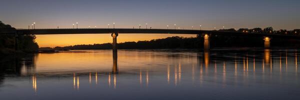 silhueta do a ponte sobre Missouri rio às Hermann, mo, depois de pôr do sol foto