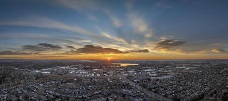 inverno nascer do sol sobre Midtown do forte Collins e planícies dentro norte Colorado, aéreo panorama foto