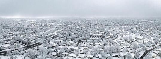 inverno manhã sobre cidade do forte Collins e frente alcance do rochoso montanhas dentro norte Colorado depois de tempestade de neve, aéreo Visão foto