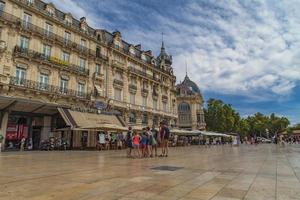 montpellier, frança, 13 de julho de 2015 - pessoas não identificadas na place de la comedie em montpeller, frança. esta praça é o principal ponto focal da cidade de montpellier. foto