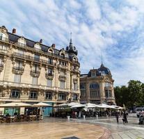 montpellier, frança, 13 de julho de 2015 - pessoas não identificadas na place de la comedie em montpeller, frança. esta praça é o principal ponto focal da cidade de montpellier. foto