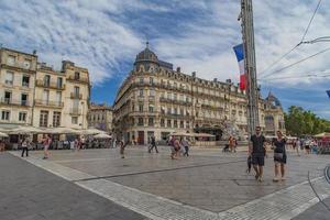 montpellier, frança, 13 de julho de 2015 - pessoas não identificadas na place de la comedie em montpeller, frança. esta praça é o principal ponto focal da cidade de montpellier. foto