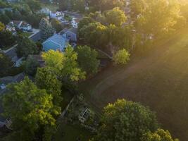 verão nascer do sol sobre residencial área do forte Collins dentro Colorado foto